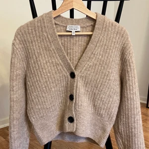 Kofta  - Kofta från & other stories Hittar inget att anmärka på som noppor, sömmar eller fläckar. Jag upplever den som liten i storlek.  Material kommer i kommentaren.  Storlek: S  Pris: 466kr