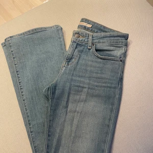 Low waist bootcut jeans - Lågmidjade bootcutjeans från Levis! Knappt använda💕 Strl: W25 L32💕