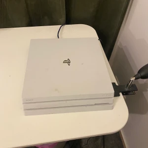 Ps4 PRO white edition 1TB - Säljer mitt Ps4 med battlefield samt fifa 22 med Ett väldigt bra Lag. Ps4at är köpt för 5000kr st spel på ett värde av 800kr. Alla sladdar ingår men ingen konsol.