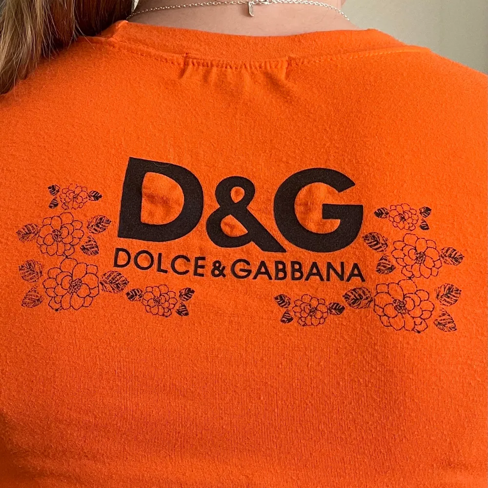 T-shirt från Dolce & Gabbana! Jättecool t-shirt med flera tryck. Den är köpt second hand så kan inte garantera att den är äkta men tröjan är bra kvalitet och trycken är oskadade! Vet ej vilken storlek den är då lappen där det stod är avklippt men jag bär vanligtvis S. T-shirts.