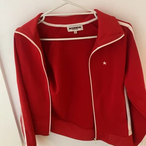 Kofta  - Säljer min röda kofta ifrån ✨MARWIN SPORTS. Storlek M men passar även S! 