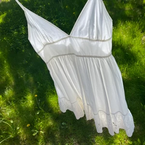 Zara klänning - Supersöt vit klänning perfekt nu till sommaren! Köpt på zara förra året, använd endast en gång så i superbra skick 💕☀️
