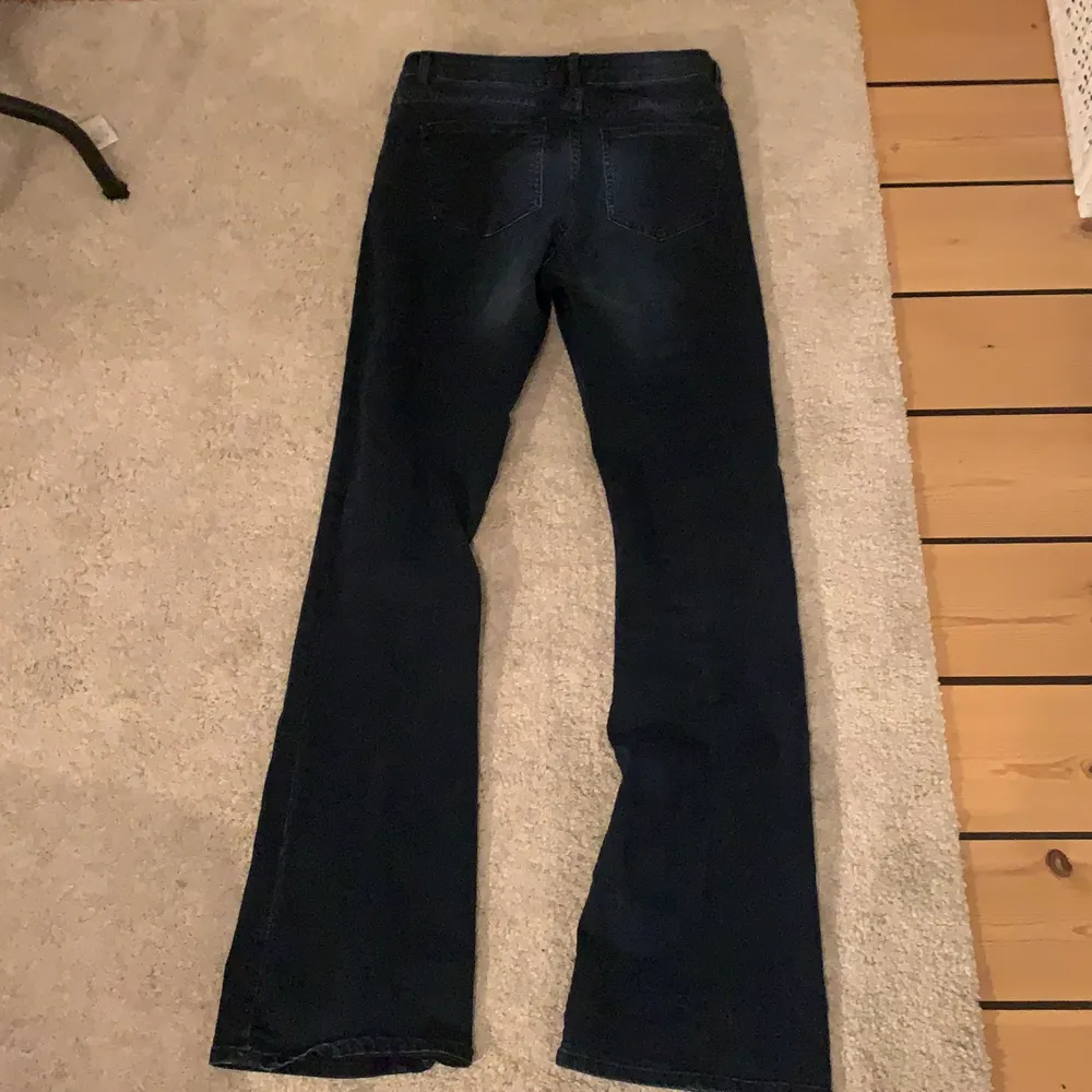 Ett par utsvängda jeans i färgen blå från HM. Säljer för de inte kommer till användning. I väldigt bra skick. . Jeans & Byxor.