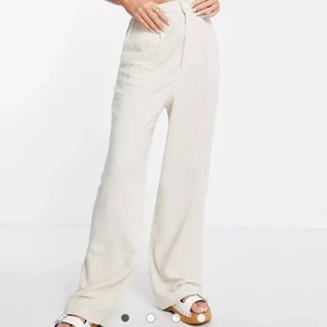 Linnebyxor stradivarius  - Säljer mina slutsålda och populära linnebyxor från stradivarius. Perfekta i längden på mig som är 170cm vilket är svårt att hitta!!