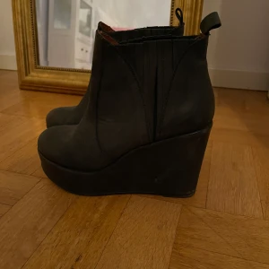 Skor  - Platå stövletter 