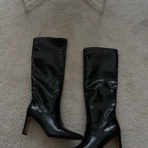 STÖVLAR klack! ✨ - Superfina höga stövlar i snake-skinn, använda 2 gånger. Storlek 40! ✨ 