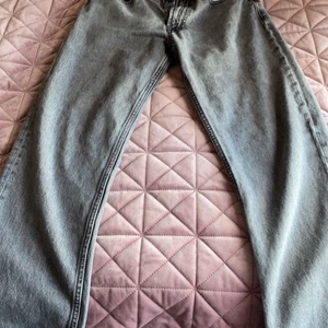 Vailent jeans gråa  - Gråa vailent jeans , jätte bra stick, kommer vi överens med ett bra pris så går det:) 