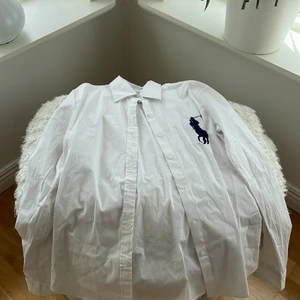 En RALPH LAUREN KORTA  - Jag kommer sälja denna Ralph lauren korta för den är lite förstora för mig köpte en tre storlekar för stor så kan ej ha det har använt den minst 4 gånger 