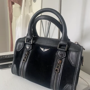 Zadig & Voltarie väska - En jättesnygg Zadig väska, perfekt till sommaren! Säljer pga att den inte kommer till andvänding så mycket. Köpt för cirka 2 månader sen av en annan tjej på plick, använd några antal gånger men i bra sick. Kontakta för frågor osv❤️ köparen står för frakten! ( band medföjer ej)