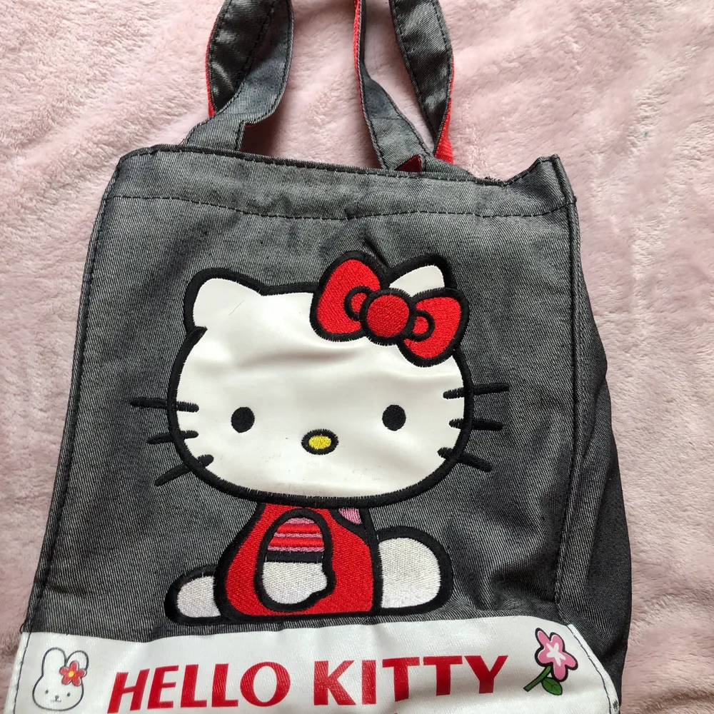 Söt Hello kitty väska! Ingen skada eller så. Väldigt lätt och är bra för när man ska handla eller så. . Väskor.