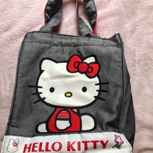 Söt Hello kitty väska! Ingen skada eller så. Väldigt lätt och är bra för när man ska handla eller så. 