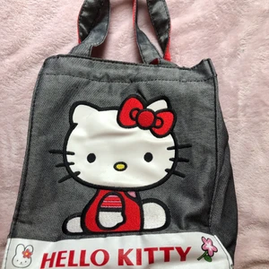 Hello Kitty Väska!  - Söt Hello kitty väska! Ingen skada eller så. Väldigt lätt och är bra för när man ska handla eller så. 