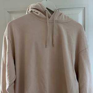 Säljer denna beiga hoodie i storlek M från lager157, skulle säga att den sitter som en S. Använd fåtal gånger så i bra skick💗 Köparen står för frakten