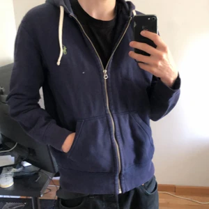 Polo Ralphlauren Hoodie Storlek S - Polo Ralphlauren Hoodie Storlek S, Väldigt snygg mörkblå hoodie med grönt märke! :)