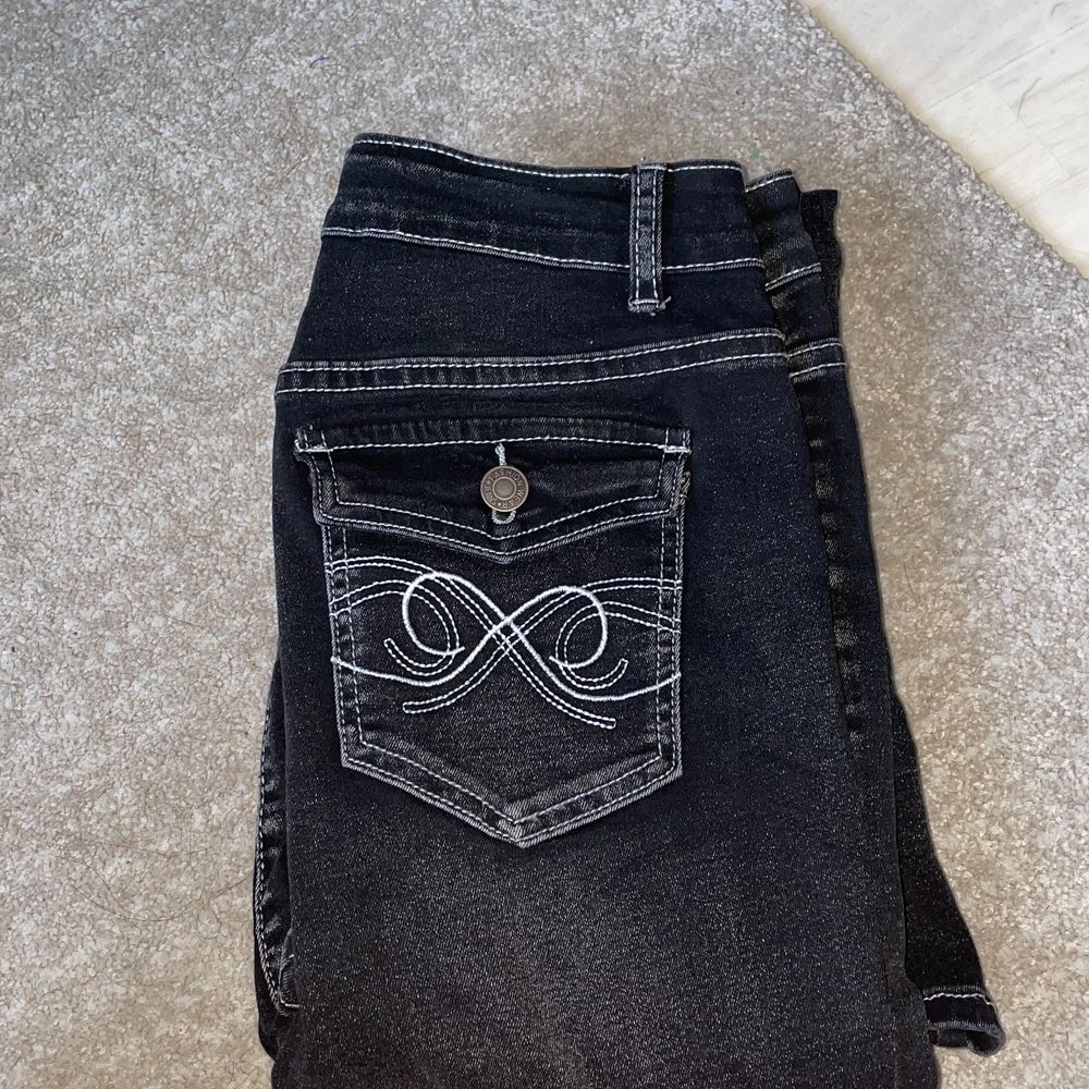 Köpte dessa jeans från SHEIN, jätte bra kvalite för SHEIN men inte min stil. I storlek L men passar M. De är väldigt stretchiga.. Jeans & Byxor.