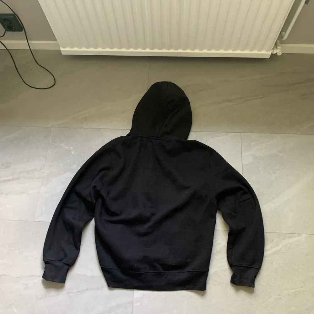 Svart zip hoodie från pull & bear i storlek XL men sitter som L på mig som är 185cm. Använd några få gånger. . Hoodies.