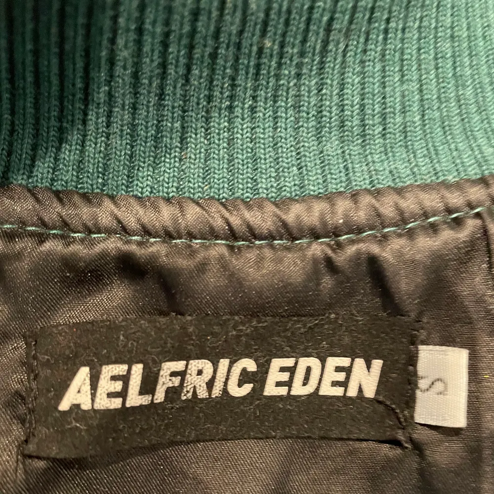 En jätte fin grön Baseball jacket från AELFRIC EDEN. Använd ett fåtal gånger och är i ett fint skick. Den är i storlek S och är väldigt bekväm.. Jackor.