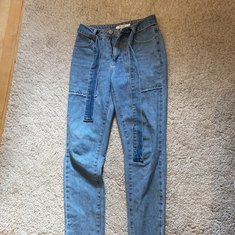Jeans från NA-KD storlek 34 med avtagbart skärp. Jeans & Byxor.