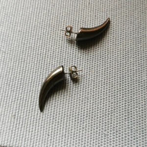 Örhängen  - Svarta metallic örhängen ✨ kan skickas med vanligt kuvert 13kr 