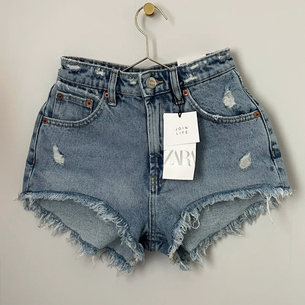 💕Ljusblå högmidjade jeansshorts från zara, storlek 32. oanvända med lappen kvar, köptes för 259kr. Säljer då de inte kommit till användning. Säljs inte på zaras hemsida längre. Köparen står för frakten💕  . Shorts.
