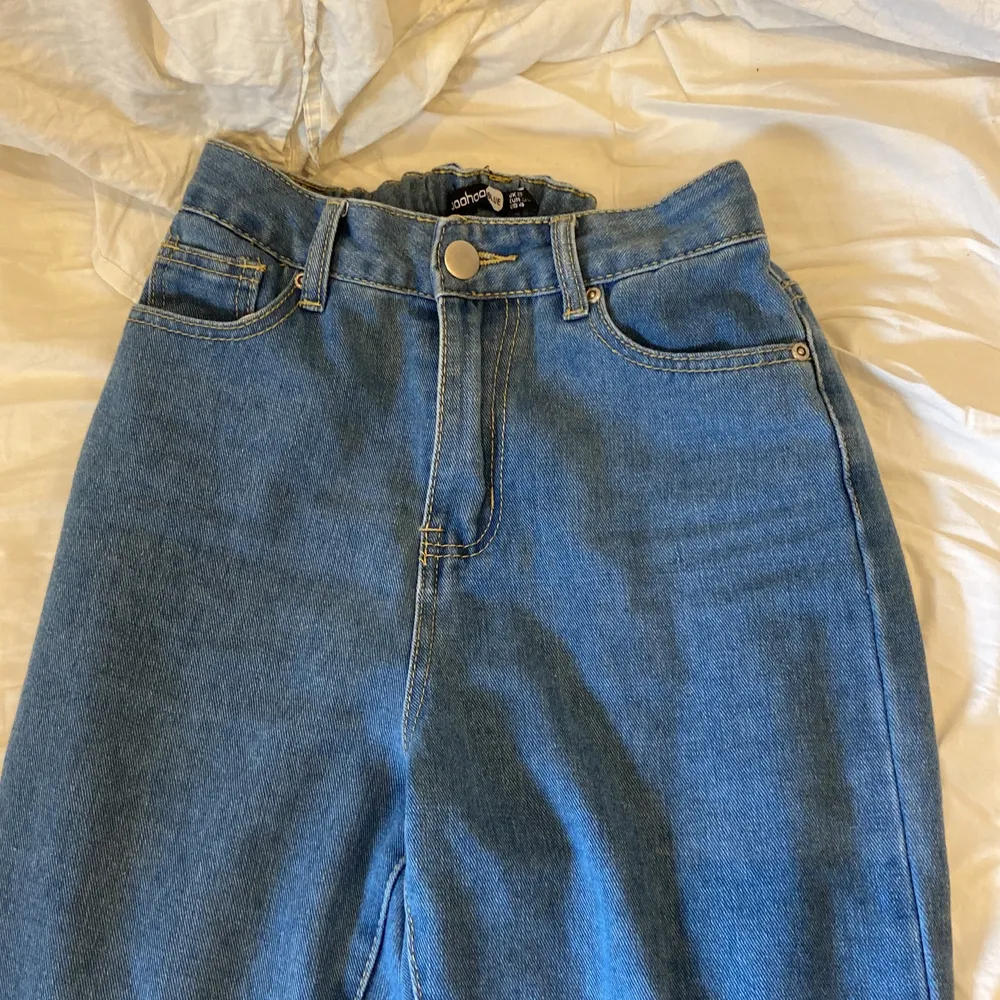 Jeans från bohoo som har ett insytt elastisks band så de passar de flesta i midjan, är storlek 38 men passar då mig som är en 36. Jeans & Byxor.