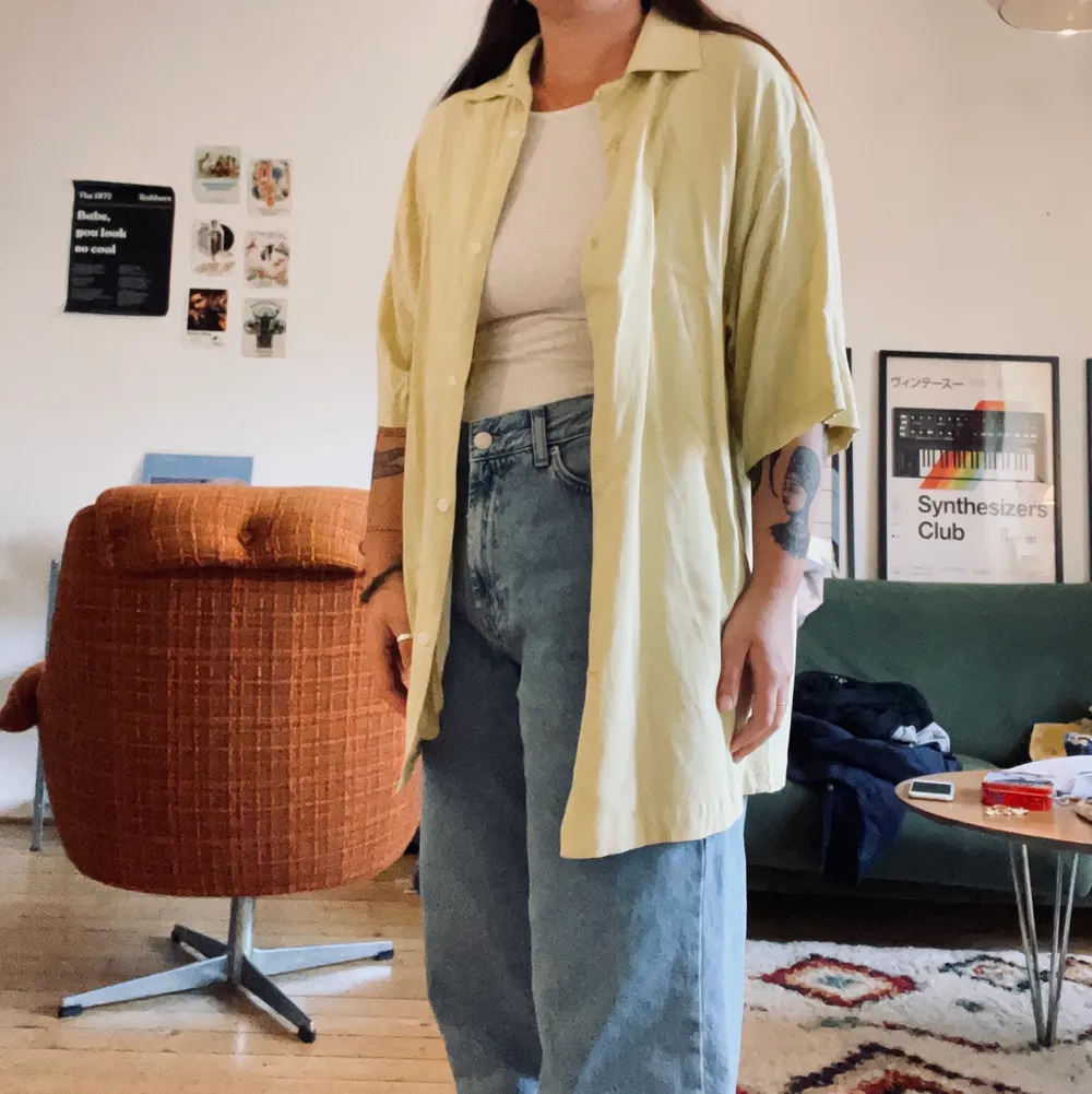 Säljer en superskön, gul oversize skjorta från weekday. Stl.S, men är väldigt stor och är menad att vara oversize. Är i bra skick då jag bara använt den några gånger. Dock så är en av knapparna lite trasig.. . Paidat.