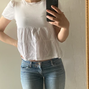 zara topp - Söt sommartopp från zara i barnstorlek 134-140, hade dock passar någon med lite mindre byst i storlek XS. Säljer pga för liten för mig och används inte. Skriv för fler bilder osv