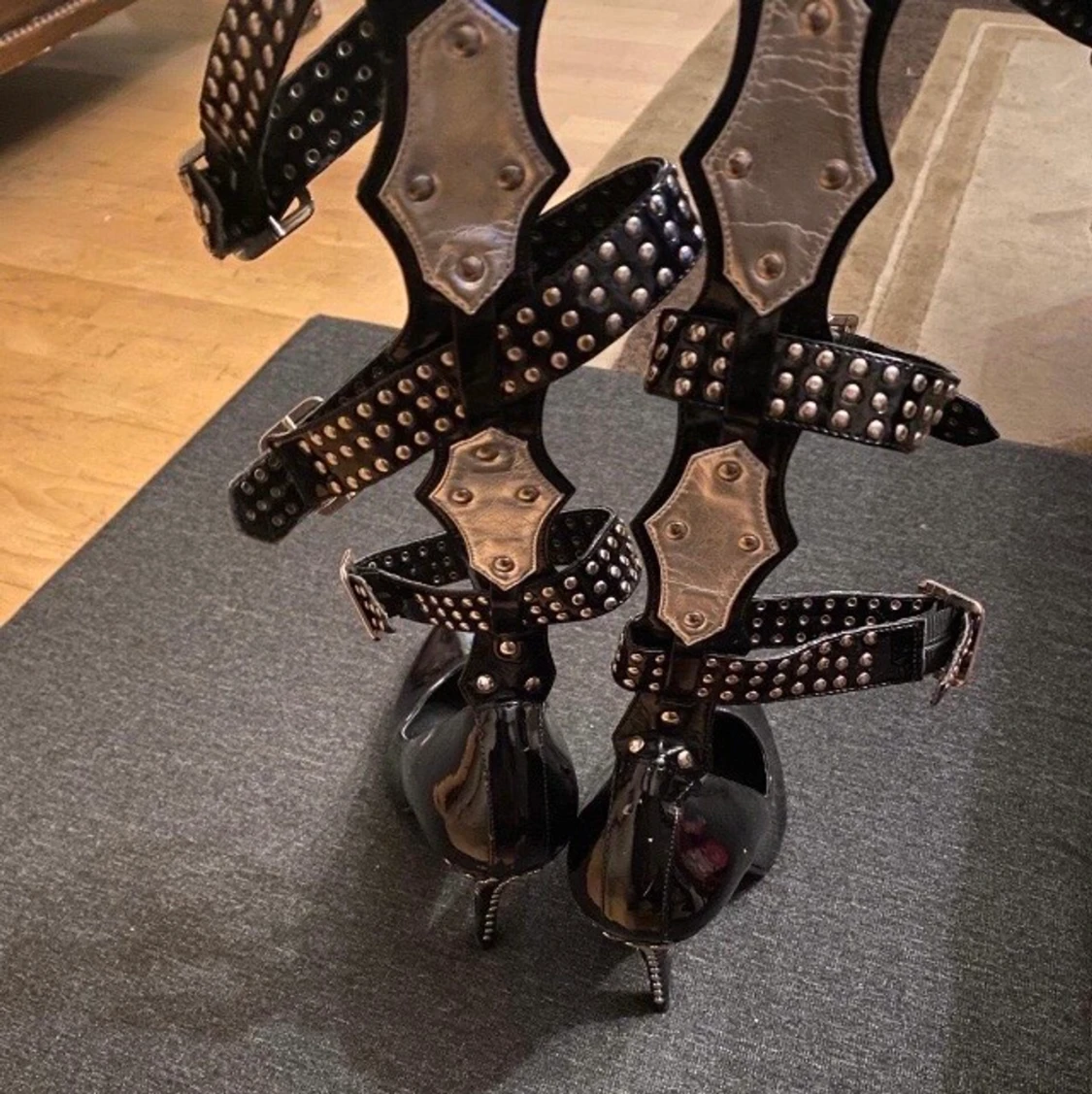Svarta klackskor med nitar  - 90