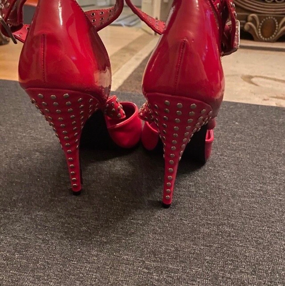 Röda klackskor med nitar  - 91