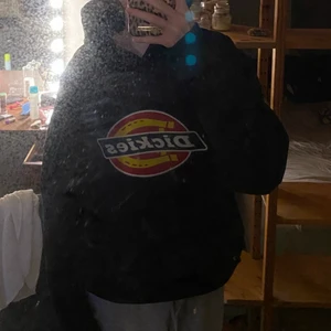 Dickies - Säljer denna dickies hoodien i storlek M, köparen står för frakten och jag står inte för postens slarv