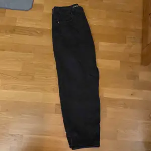 Ett par svarta jeans från lager 157 som är lite ballongiga i modellen😍😍