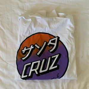 Santa Cruz tröja - Skitsnygg långärmad tröja från Santa Cruz, oversized s! Helt felfri! Notera att det stora trycket sitter baktill🌸