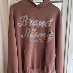 Brand of roses stl M (passar L) - Säljer min brand of roses tröja som jag köpte förra året för 1000kr den är i storlek M men passar även L. väldigt bra skick då jag knappt använt den 