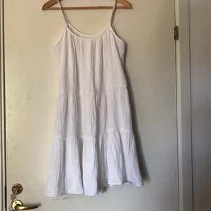 vit klänning - superfin vit sommarklänning från H&M ! den är xs men passar även mig som brukar vara M. köparen står för frakt 