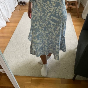 Blommig kjol - Blommig sommarkjol från Gina tricot. Väldigt bra skick, inga skador!