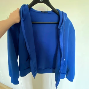 Zip hoodie - Otroligt mysig och snygg zip hoodie, huvtröja, från Shein. Knappt använd så inga noppror eller annat tecken på användning finns. Storlek L men passar mer som en M. Kan gå ner i pris vid snabb affär