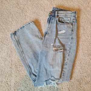 Highwaist jeans med hål på knäna 38 - Från H&M köpt sommaren 2020. Perfekt passform för 27 waist och 32 I benlängd.  Köparen står för frakten ❤️
