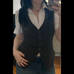 Grå kostym-väst - Mörk grå kostym väst i bra skick. Går att justera storleken lite, då det finns ett band på baksidan!! (Säkerhetsnålarna går såklart att ta bort)