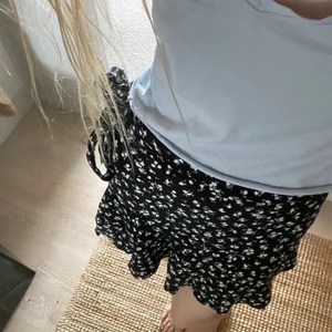 Zara kjol - Säljer den här fina somriga kjolar ifrån zara! Typ aldrig använd och är i storlek XS, men passar bra på mig med S i Zarah kjolar. Kontakta för fler bilder. Köparen står för frakt. Skriv privat. Jag startar priset på 70kr, men man kan köpa direkt för 100kr💗