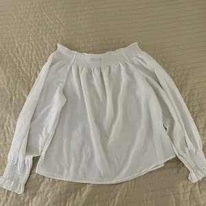 Vit topp  - Säljer en fin vit topp från Gina tricket i storlek 36 🤍 Har bara använt den ett par gånger, säljer den då den inte passar min stil längre 😅💕  Säljer den för 45kr + frakt, kan även mötas i Örebro 🤍✨