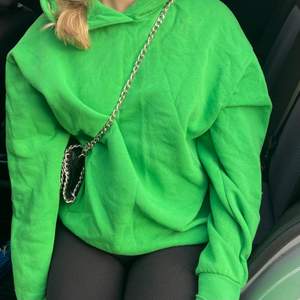 Säljer min gröna hoodie från Gina Tricot i storlek S, den är slutsåld på hemsidan