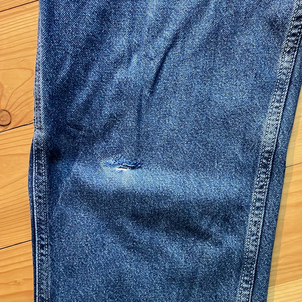 Jag säljer ett par dickies jeans som är lite slitiga. Det är ett litet igensytt hål ungefär vid ena knät, men det märks inte så mycket. Säljer för att de är för små. Ganska svåra att få tag på. Köpare står för frakt.. Jeans & Byxor.