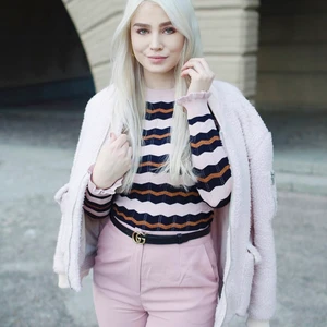 Randig glittrig tröja  - Randig glittrig tröja med volang vid ärmslut, från Neo Noir. Storlek XS. Använd en gång. 