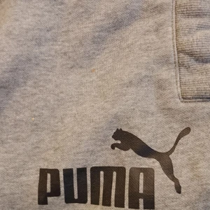 Puma byxa i L nya - Köpte puma mjukis byxa i bomull mjuka sköna resår i midjan o nere fickor på. Märke bak puma 