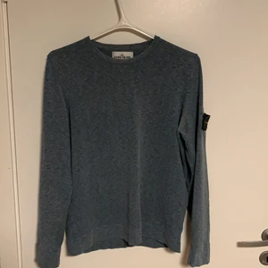 Stone island stlk s - Jätte fräsch stone tröja som inte många har. Ganska tun så passar till sommaren, möts i Stocholm om du vill(pris kan diskuteras om du är enkel och skön 