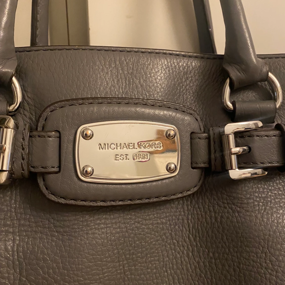 Michael kors handväska grå - 90