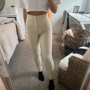 Zara kostymbyxor - Ljusrosa/beiga kostymbyxor med tajt passform från Zara, är i storlek xs.