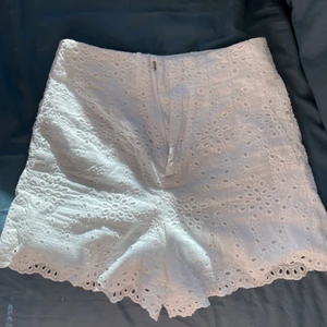 Broderi shorts  - Typ snyggaste jag vet om men de är försmå😢 passar perfekt i sommar!!! De är använda kring 2 gånger 