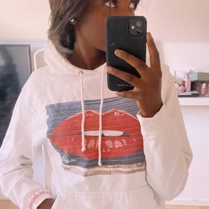 THE COOL ELEPHENT HOODIE🐘 ⚡️ 🤍 - The cool elephent hoodie Kallad för Hoodie ”lips” på deras hemsida. I storleken XS och färgen vit ◻️ Säljer hoodien för att den ej har kommit till andvändning! Om du är intresserad eller har några fler frågor skriv det gärna till mig privat! Har det gott🤍