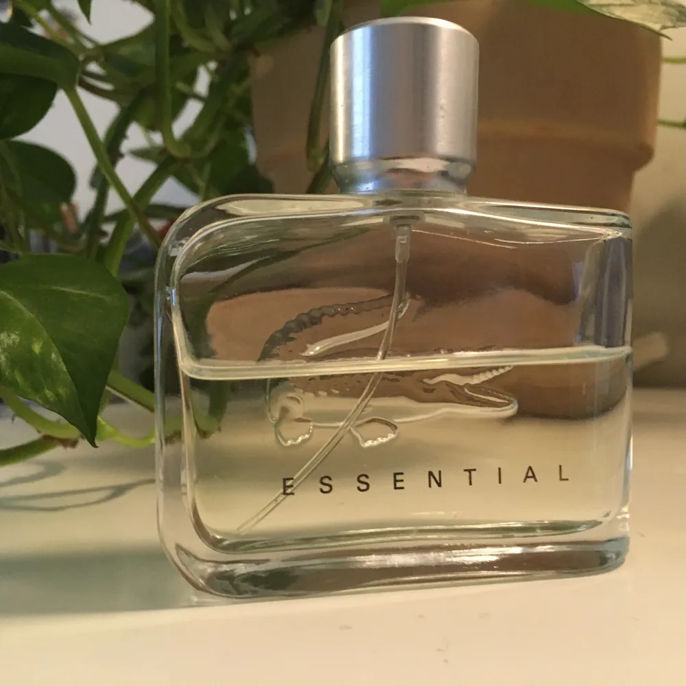 Säljer denna Lacoste parfym då den inte passar mig så längre, 75 ml flaska med 50% kvar, bra skick och passar för sommaren :) Ord. pris mellan ca 300-700. Övrigt.